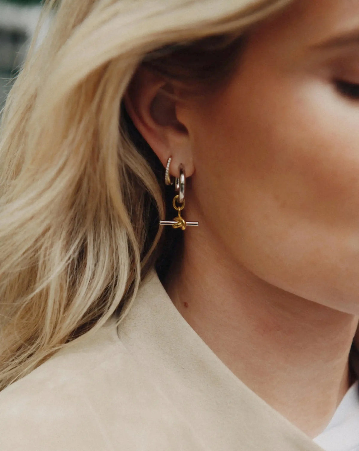 Tバー ノット フープピアス(シルバー×ゴールド) Lucy Williams Knot T-Bar Charm Hoop Earrings