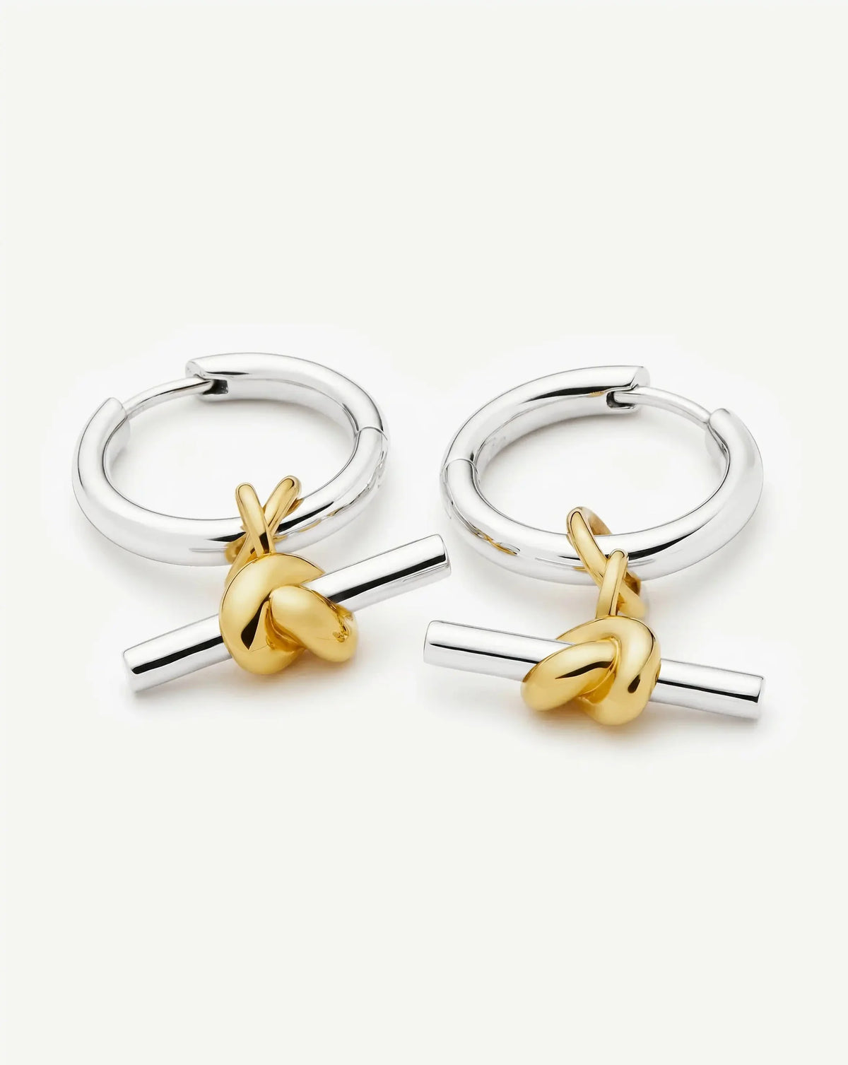 Tバー ノット フープピアス（シルバー×ゴールド）　Lucy Williams Knot T-Bar Charm Hoop Earrings