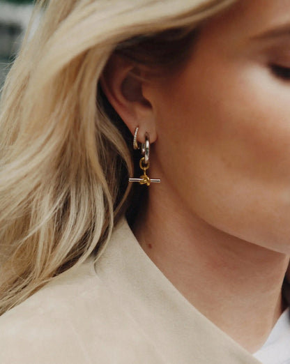 Tバー ノット フープピアス（シルバー×ゴールド）　Lucy Williams Knot T-Bar Charm Hoop Earrings