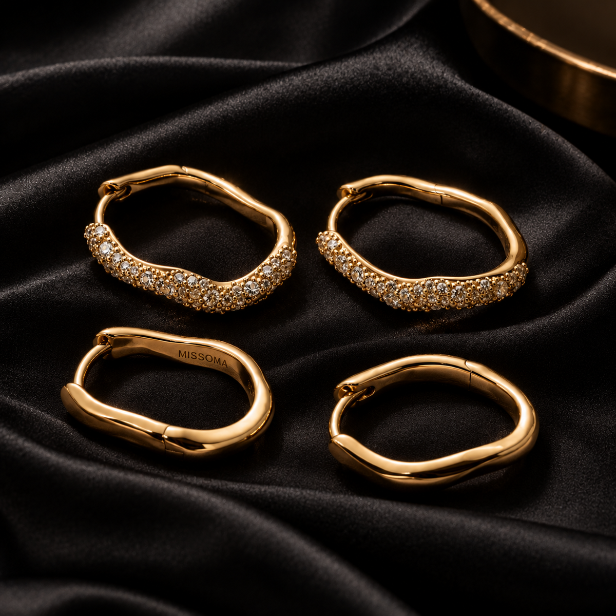 デイ トゥ ナイト フープセット（18Kゴールド）　The Day-to-Night Hoop Set